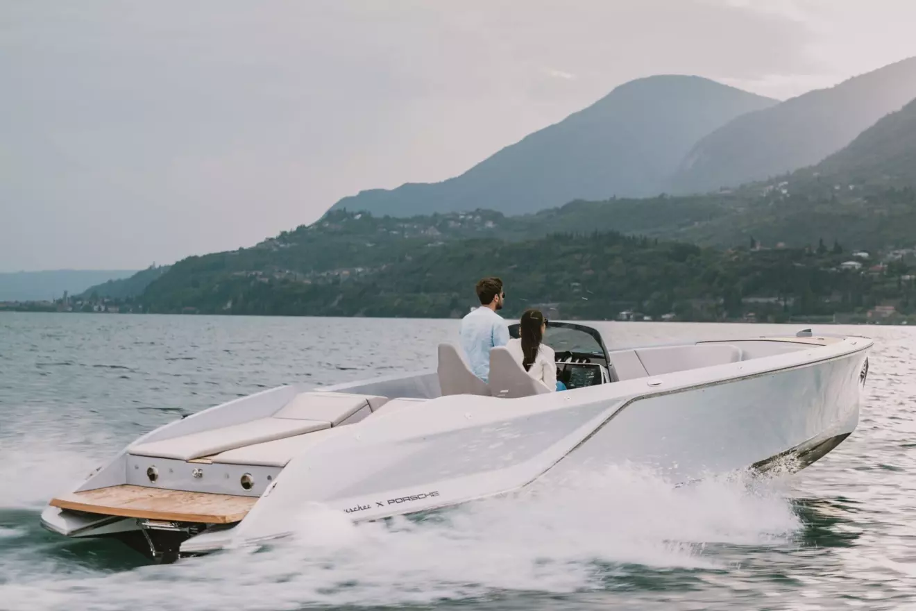 Frauscher-x-Porsche-eFantom-cruising.jpg