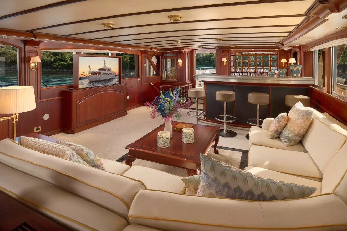 Classic luxury yacht Benetti 'TO JE TO' salon