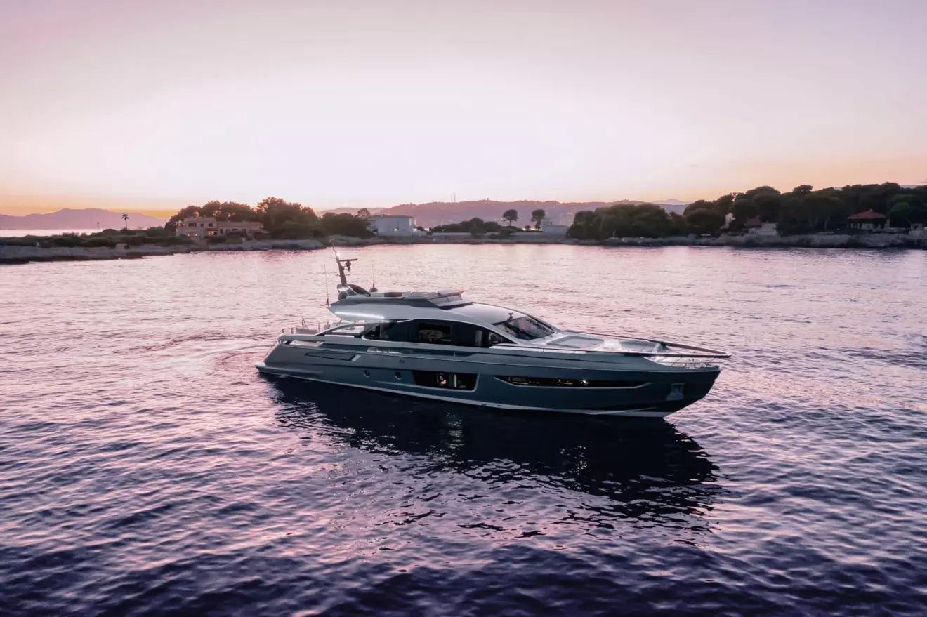 Azimut-S10-3.jpg
