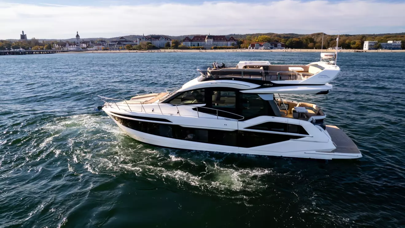 Galeon 480 Fly - side view.jpg