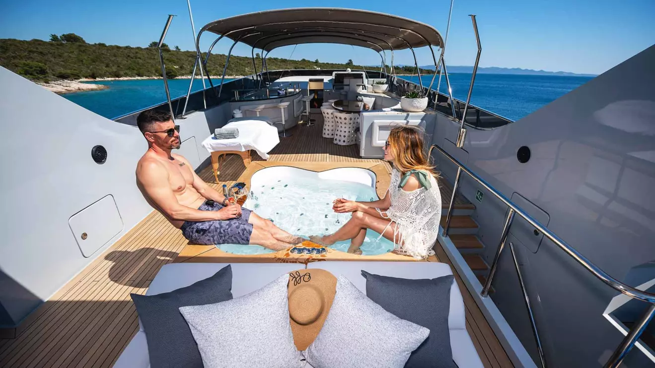 Anavi flybridge jacuzzi