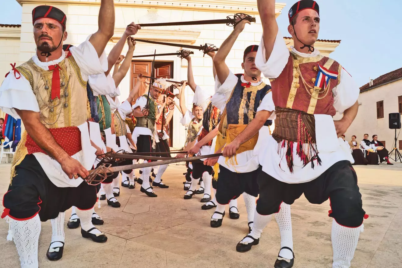 Vela-Luka-Kumpanija-sword-dance-sasa-prizmic-00.jpg