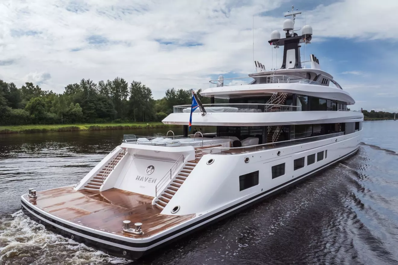 Lurssen-haven-back-view.jpg