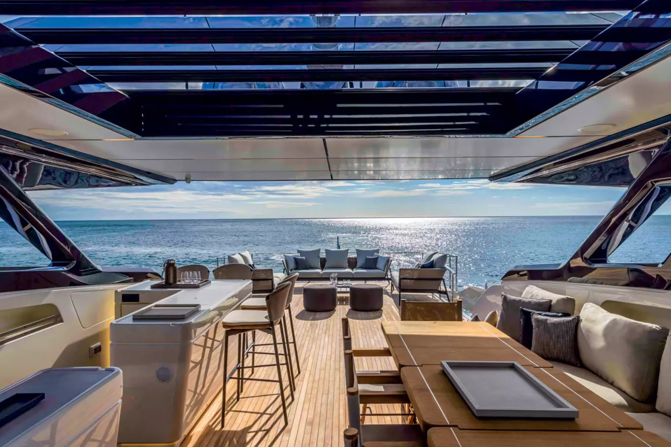 Ferretti 1000 aft