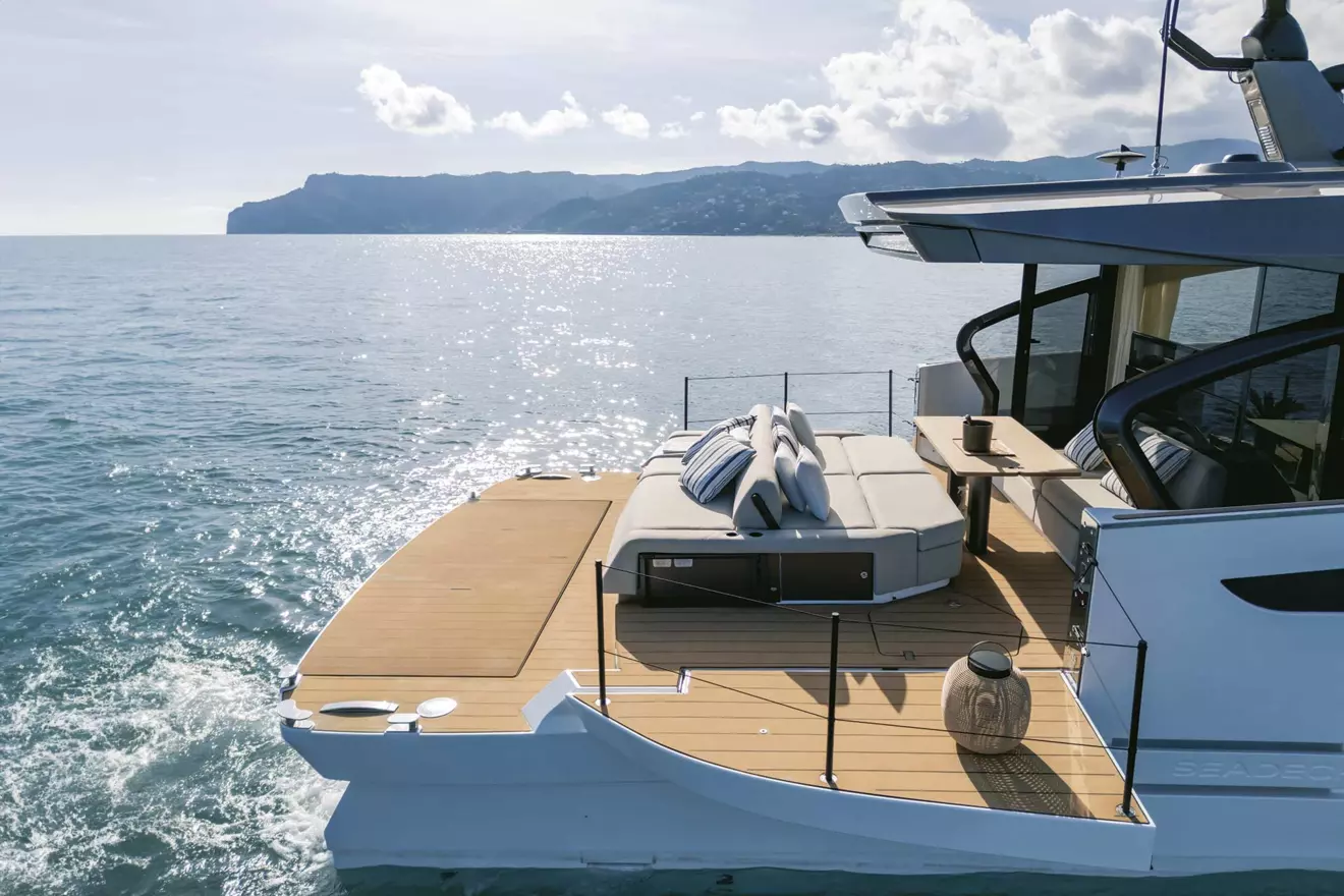 Azimut Seadeck 6 aft