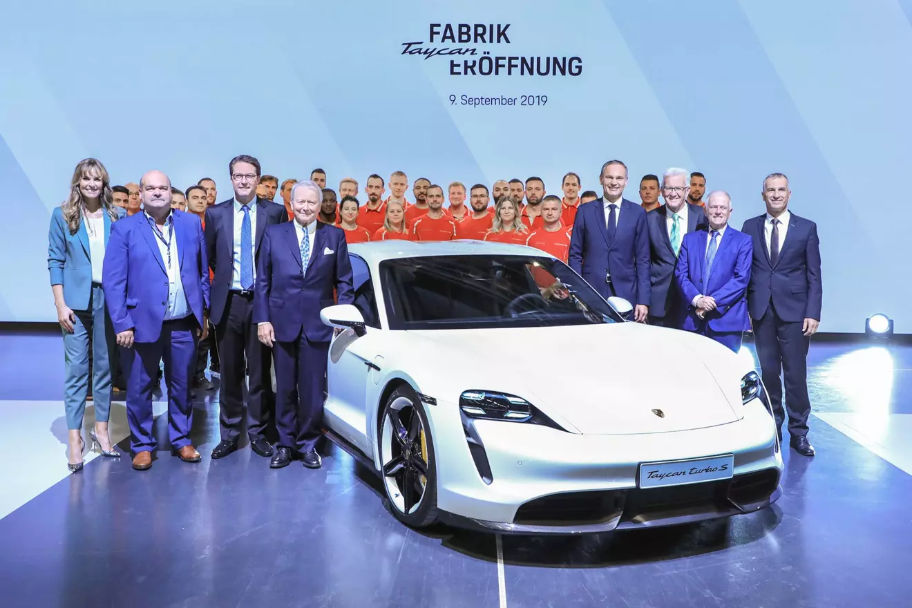 Porsche-Taycana-00.jpg