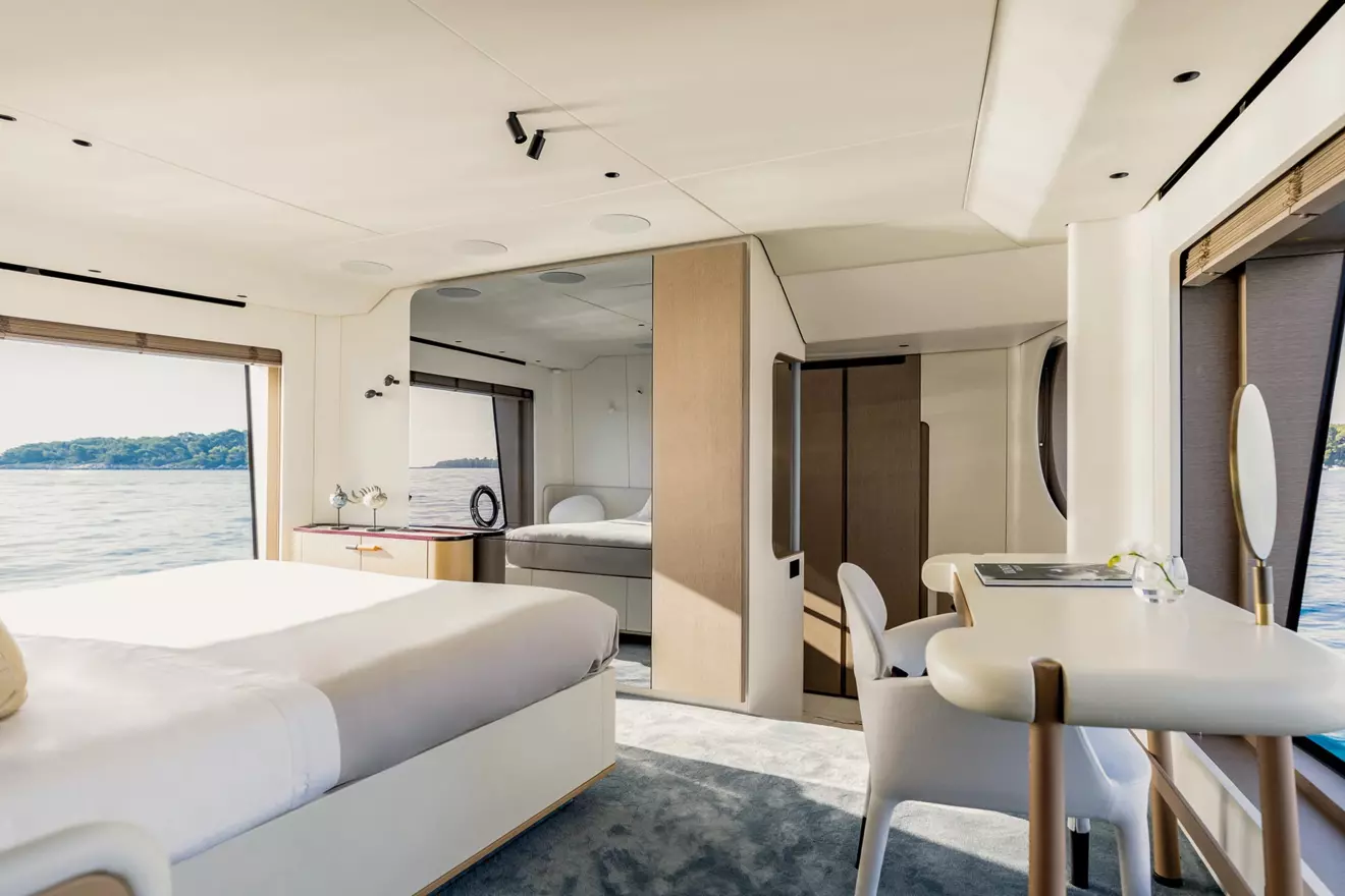 Azimut Grande 26M owner's stateroom 