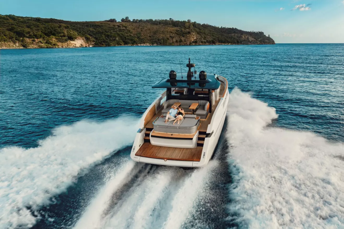 Invictus TT550 back view cruising