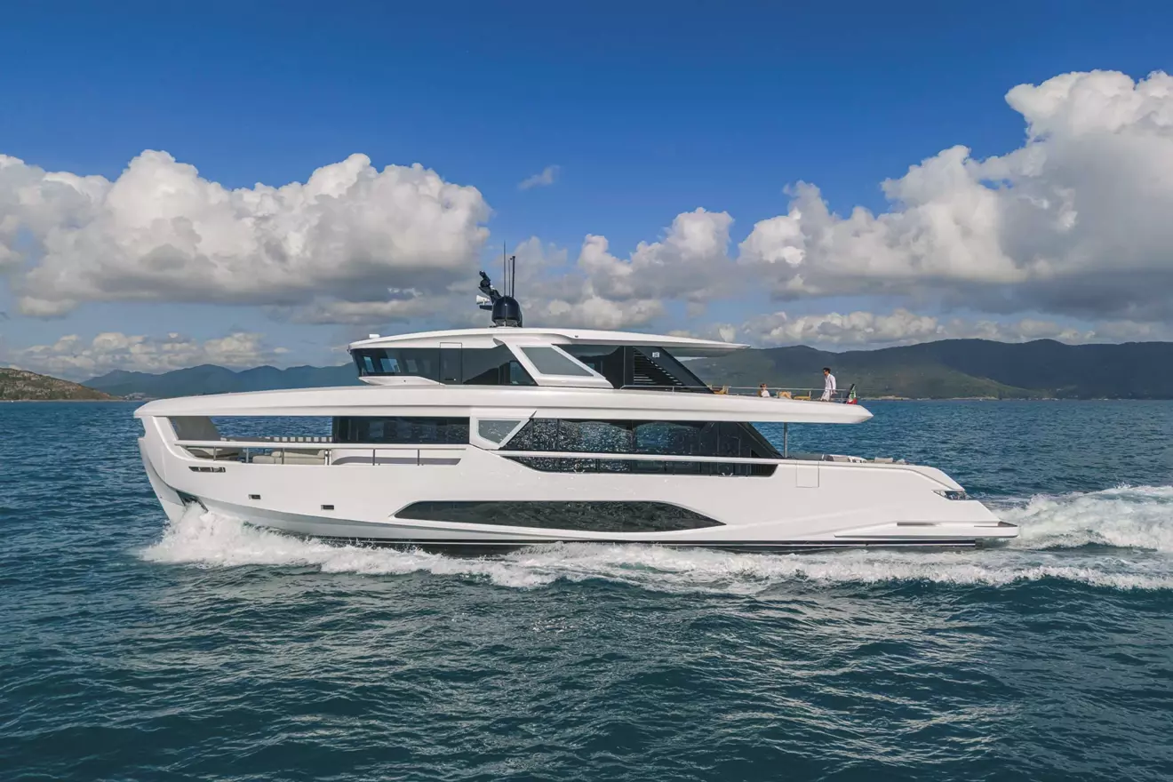 Ferretti Infynito 90 side view cruising