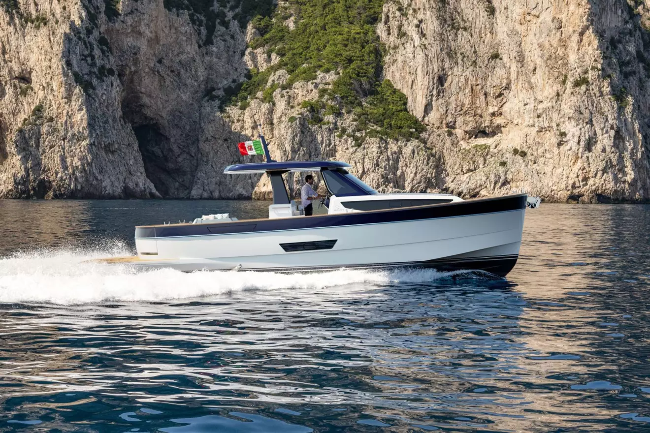 Apreamare Gozzo 42 - side view cruising.jpg