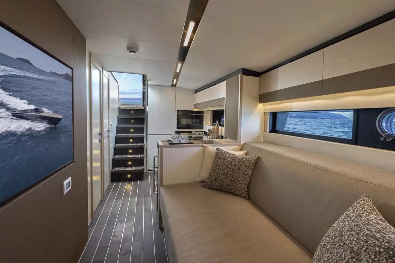 Itama 54 main salon with 55-inch TV, longitudinal sofa and floor-to-ceiling side windows