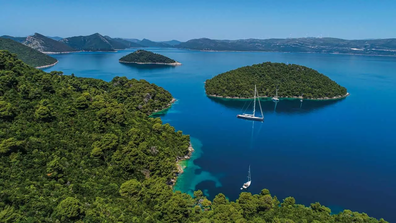 Image of a peaceful anchorage in May or September, ideal for a sailing boat rental Croatia trip.