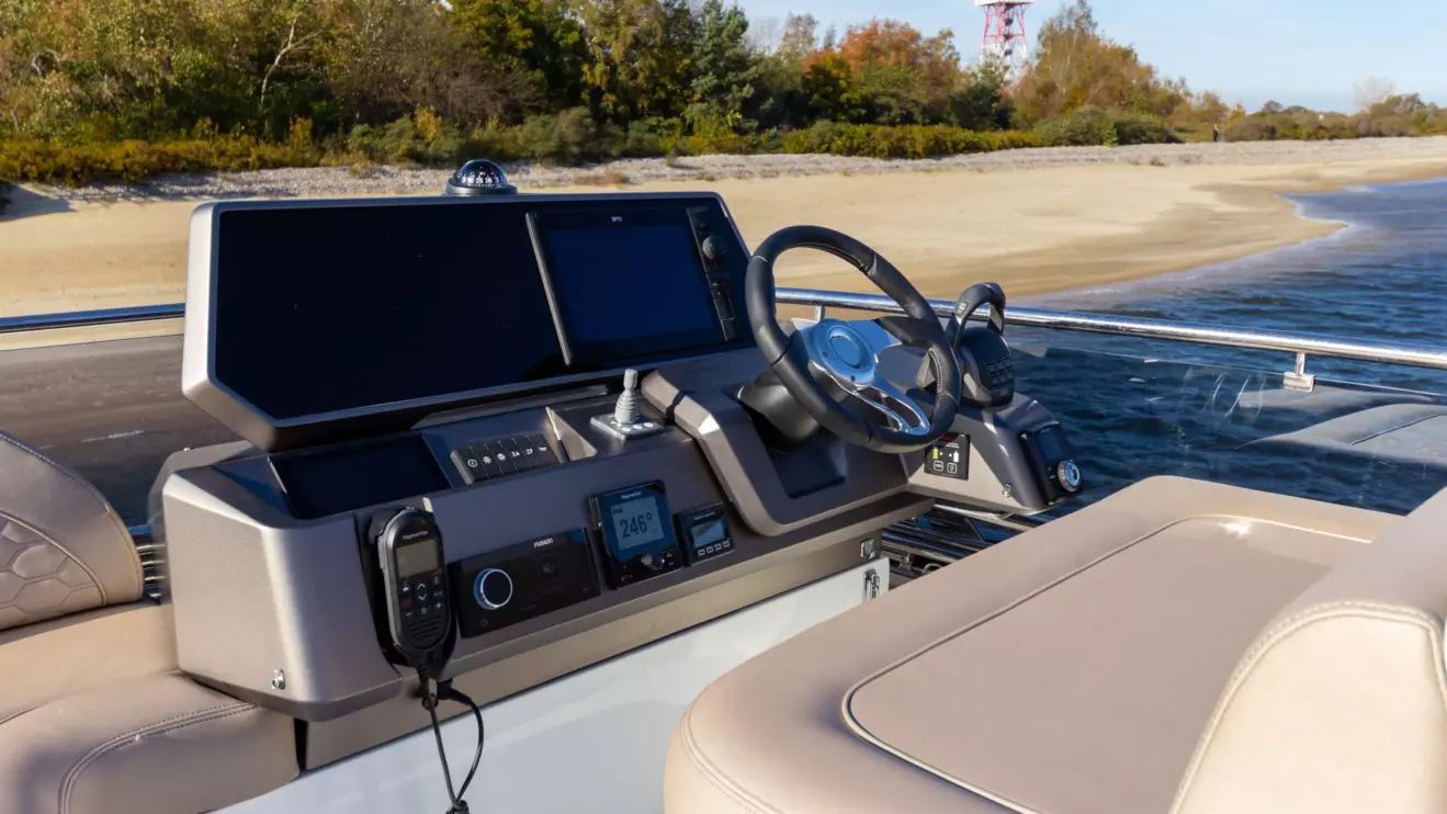 Ergonomic helm station on the flybridge of the Galeon 480 Fly with hexagonal consol