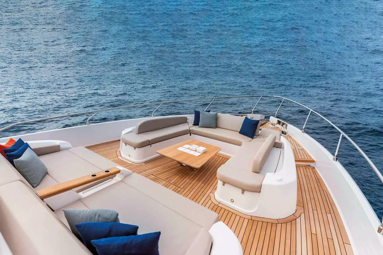 Ferretti 860 bow lounge