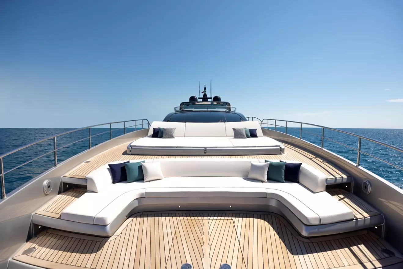Riva-102-Corsaro-Super-bow.jpg