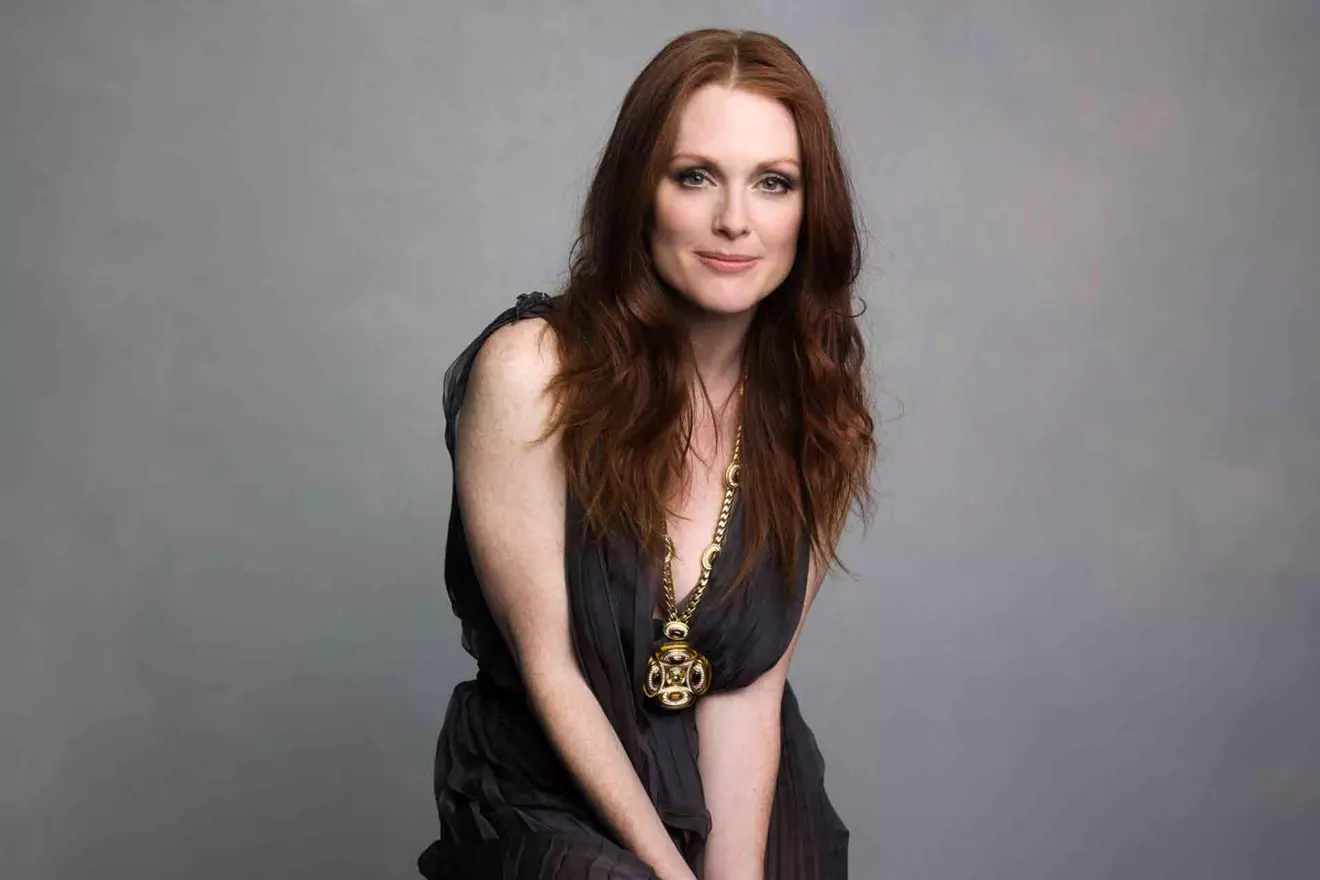 julianne-moore-wears-bulgari-00.jpg