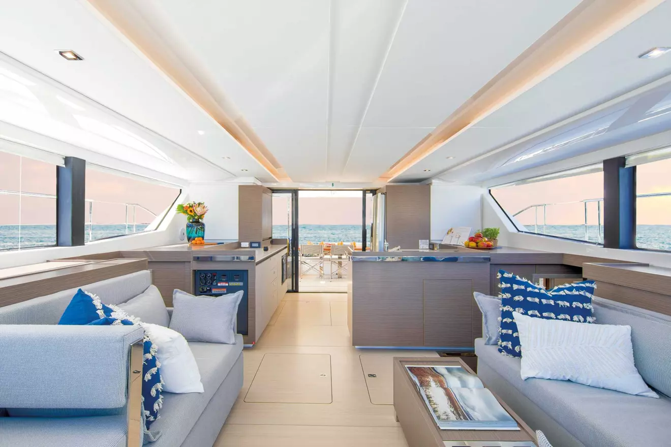 Leopard 46 Powercat salon