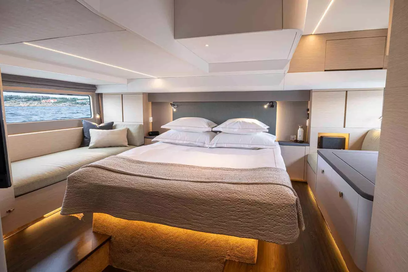 nimbus-495-flybridge-cabin.jpg