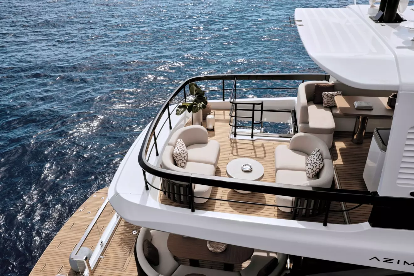 Azinut Fly 70 - flybridge terrace.jpg