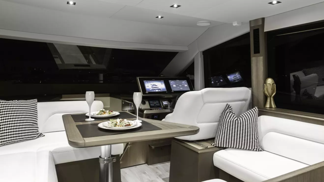 Galeon 480 Fly - salon helsman.jpg