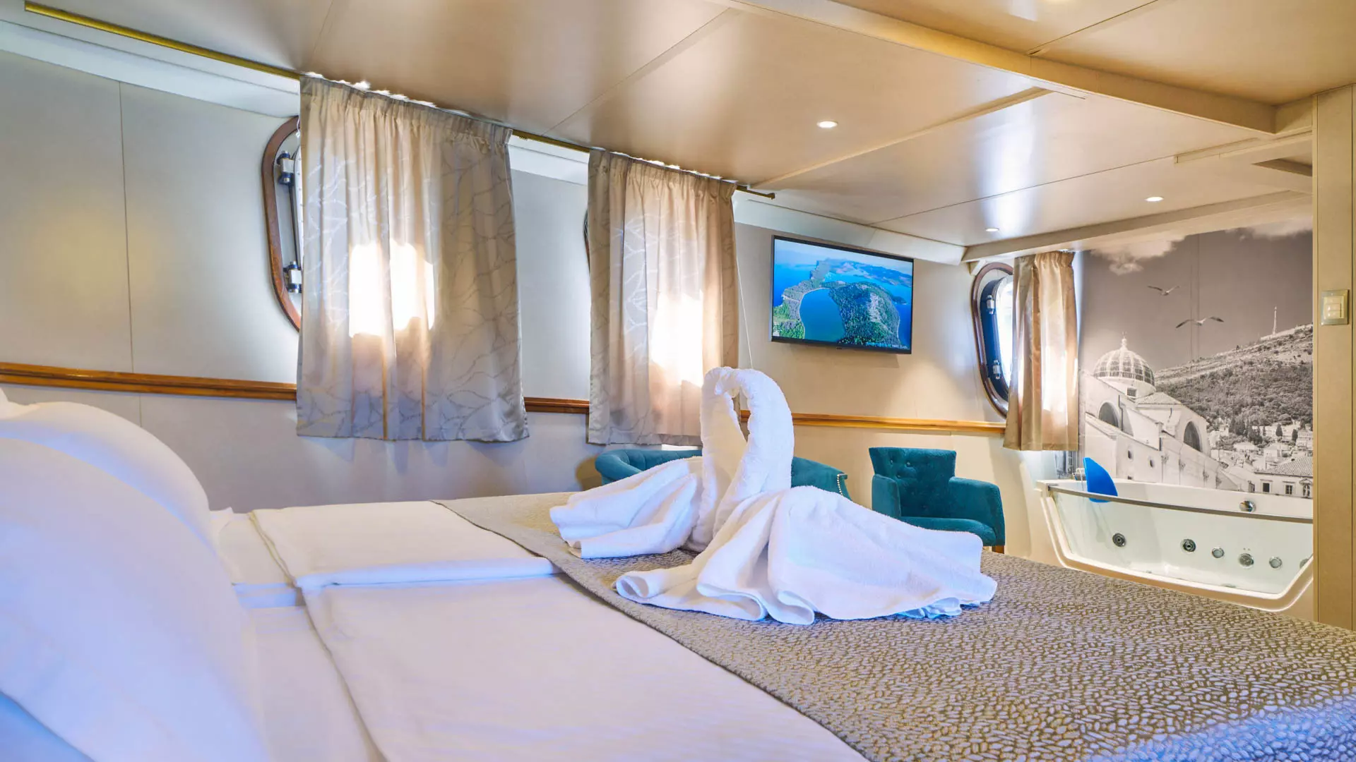 Casablanca-master-cabin-bath.jpg