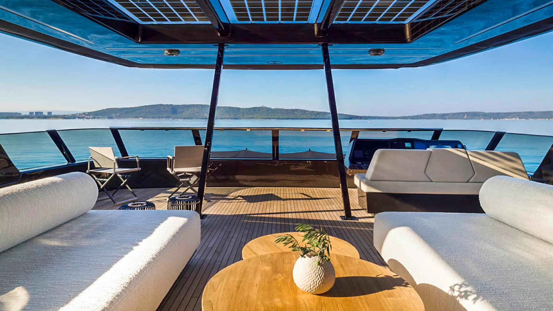 12-Sunreef-70-power-flybridge-closer-view.JPG