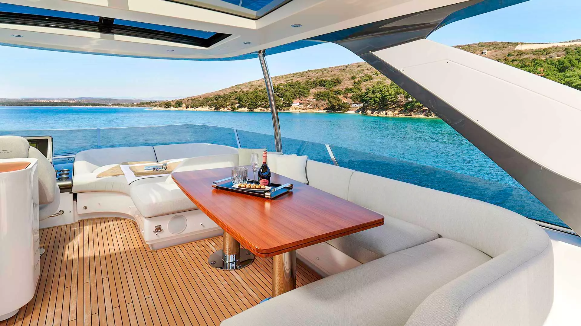 11 OMR Group flybridge dining area _.JPG