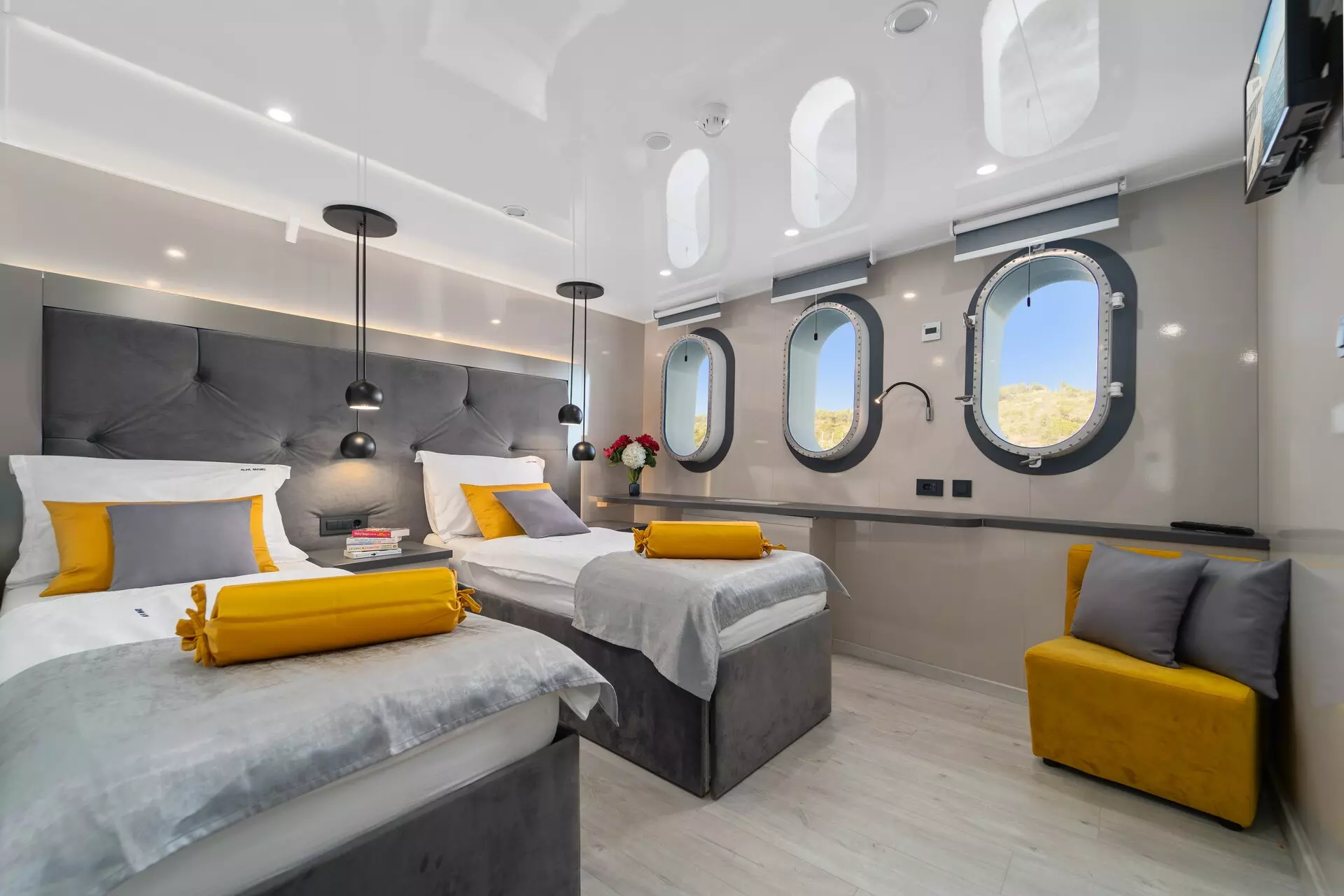 76. ALFA MARIO Convertible cabin - Main deck.jpg