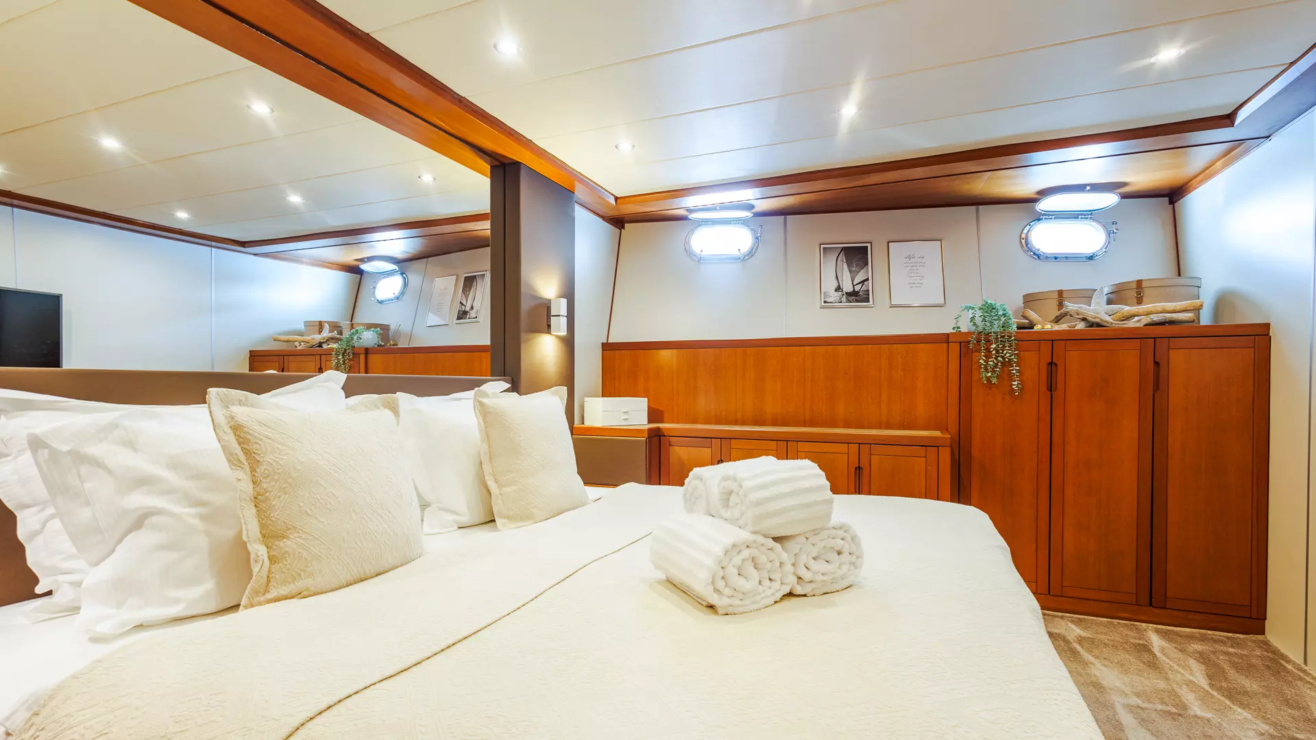 23-SAN-LIMI-VIP-cabin-side-view_.jpg