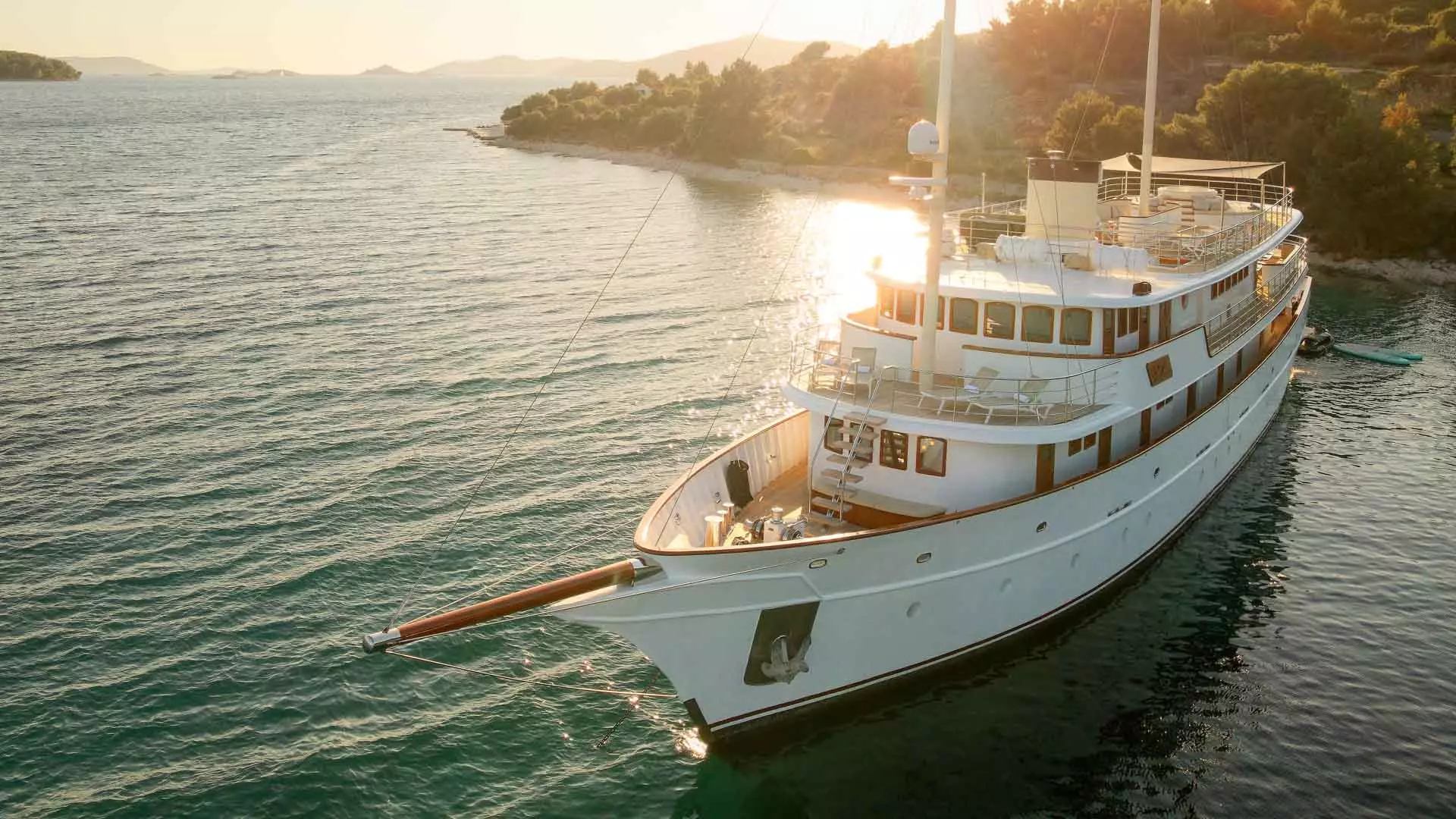 04-Bellezza-bow-at-anchor.jpg