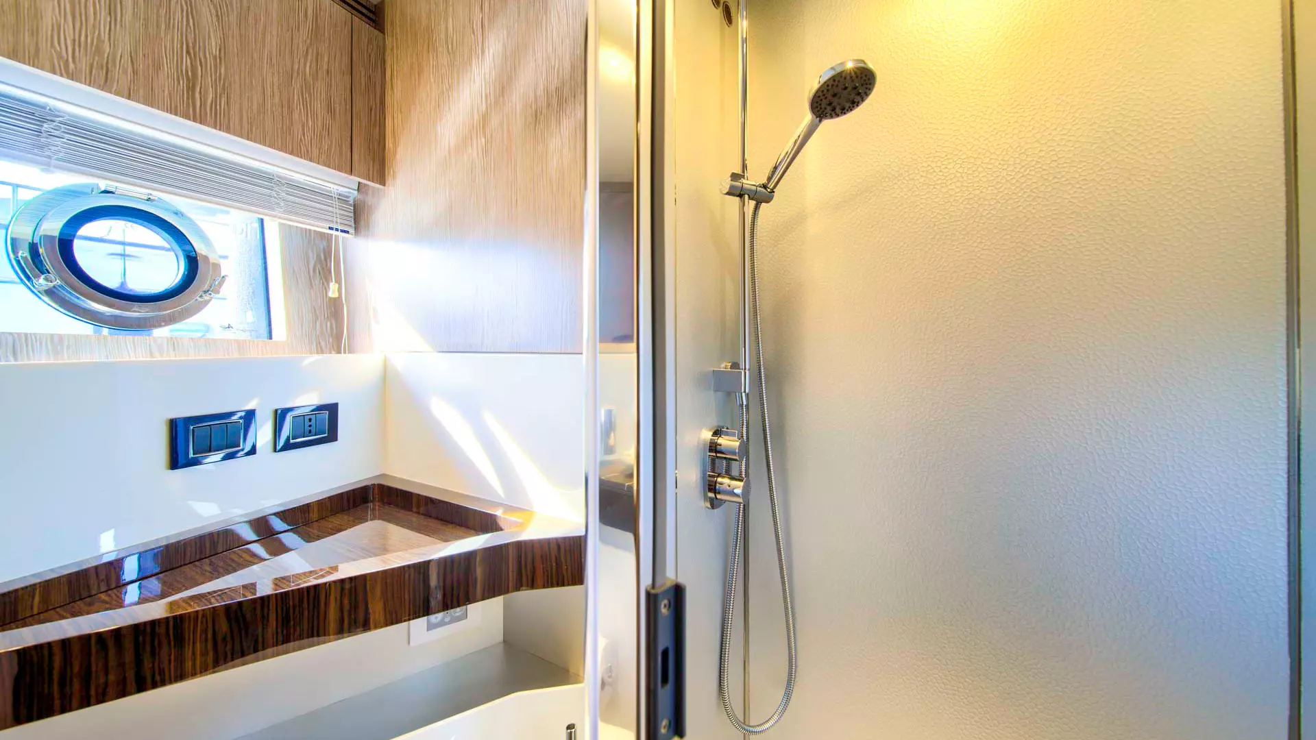 30-Azimut-S7-bathroom _.JPG