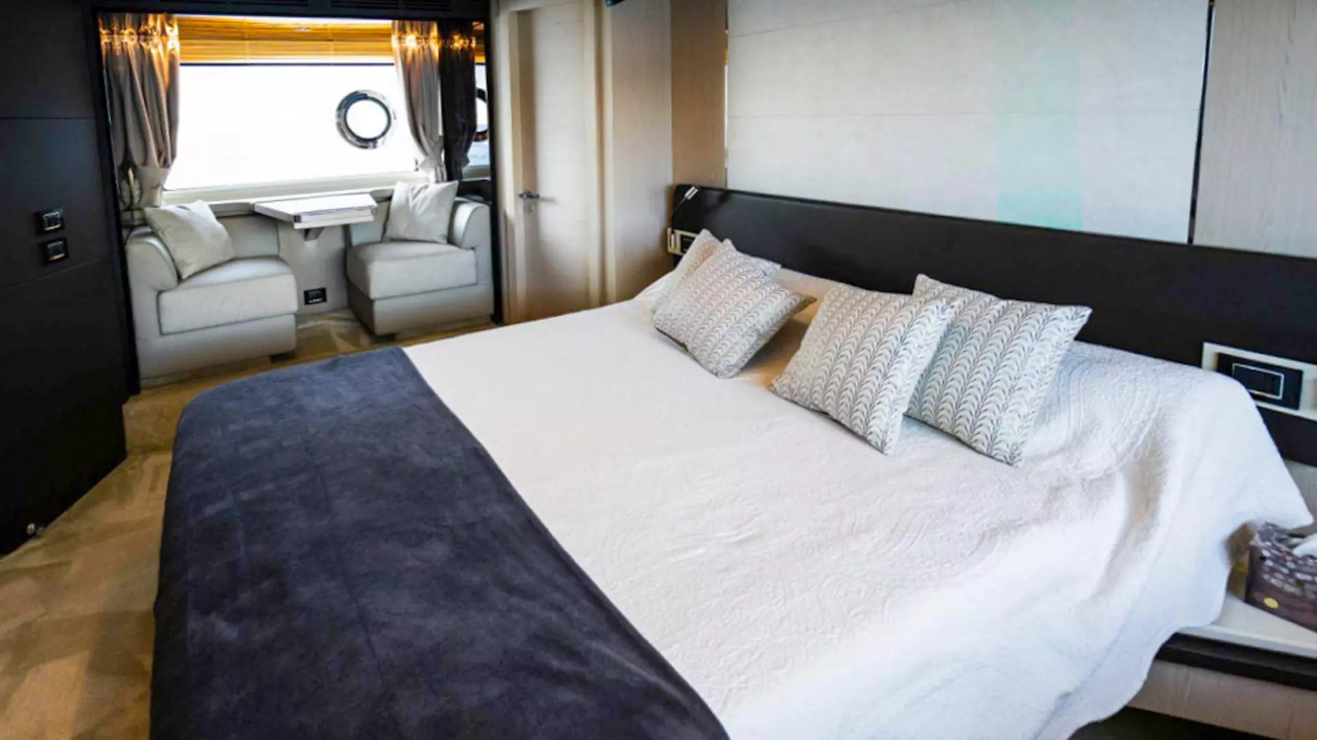 21-Azimut-72-Fly-Mineira-Master-cabin _ _.JPG