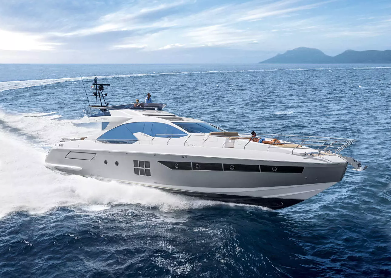 Azimut 77S cruising