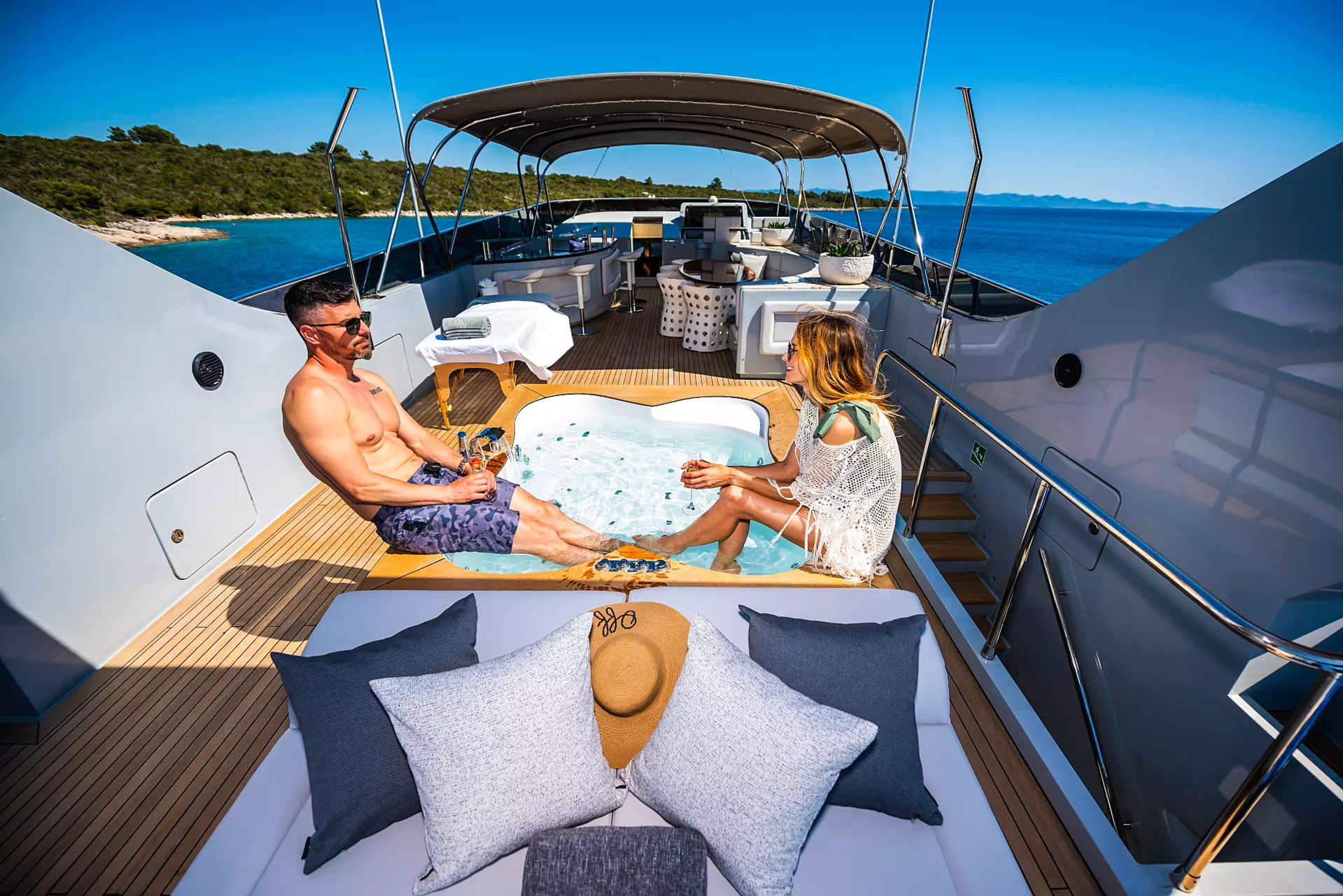 16-Anavi-flybridge-jacuzzi.JPG