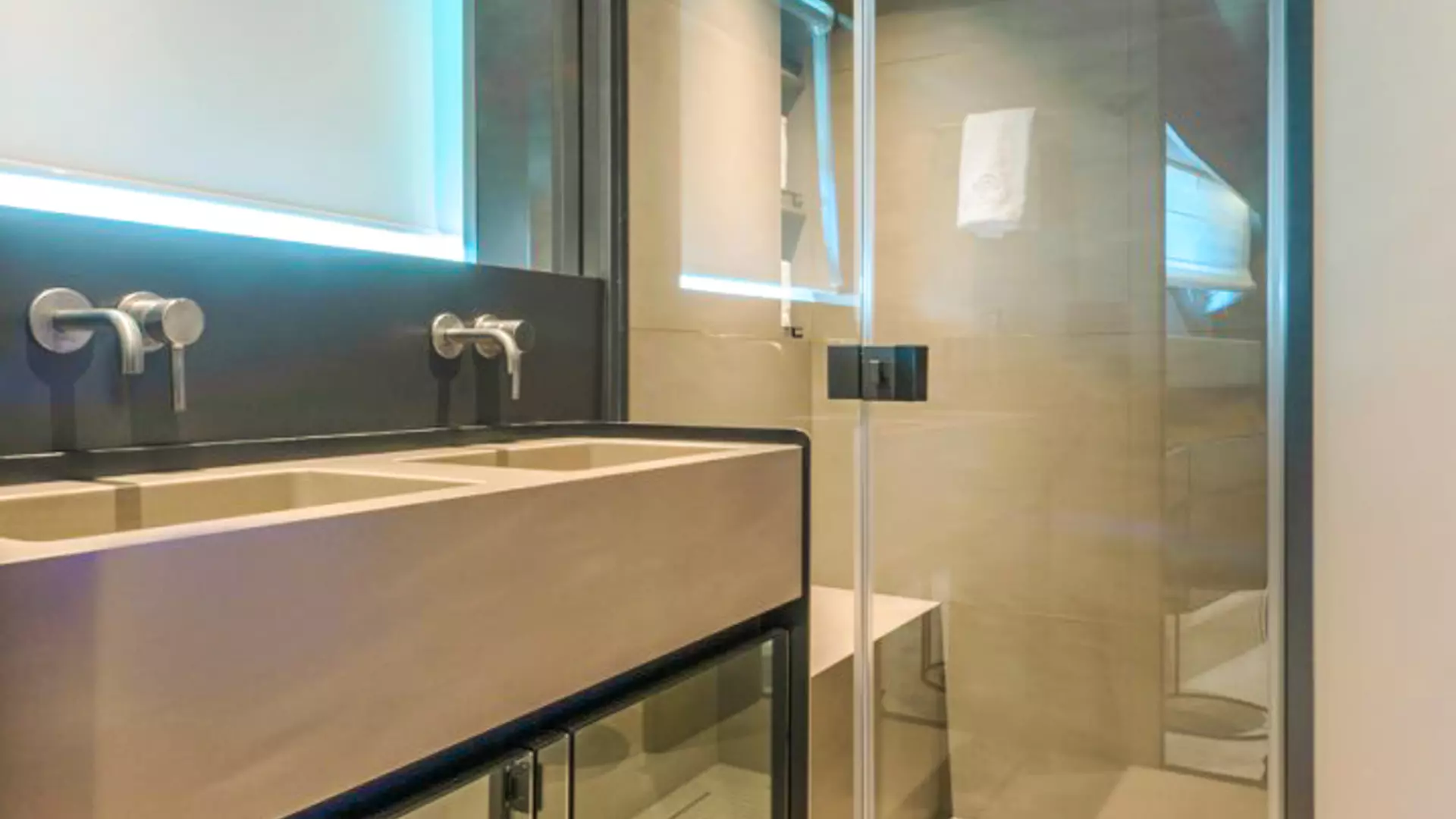 06-Bluegame-BG74-bathroom_.jpg