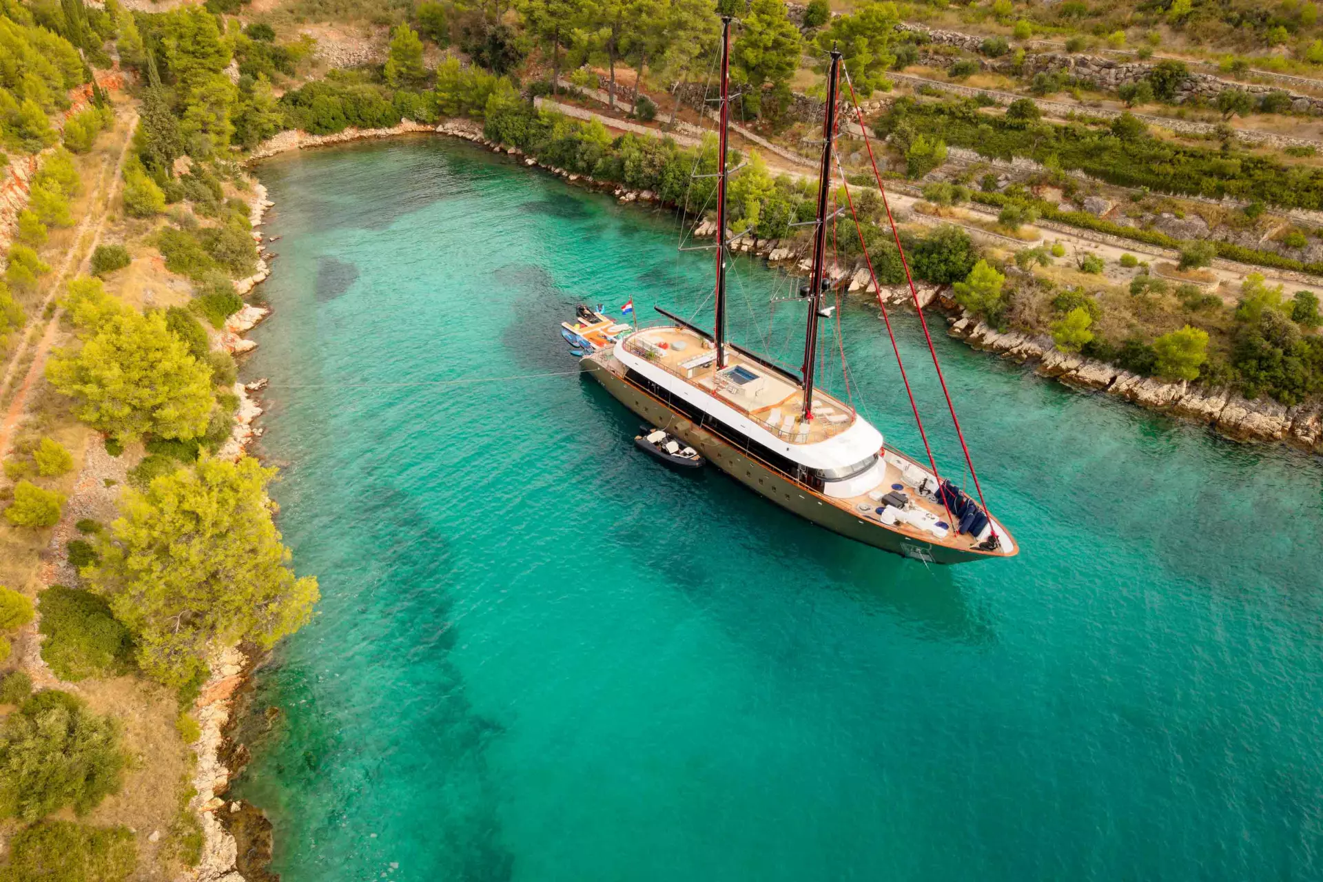 06-Anetta-anchored-in-the-bay.jpg