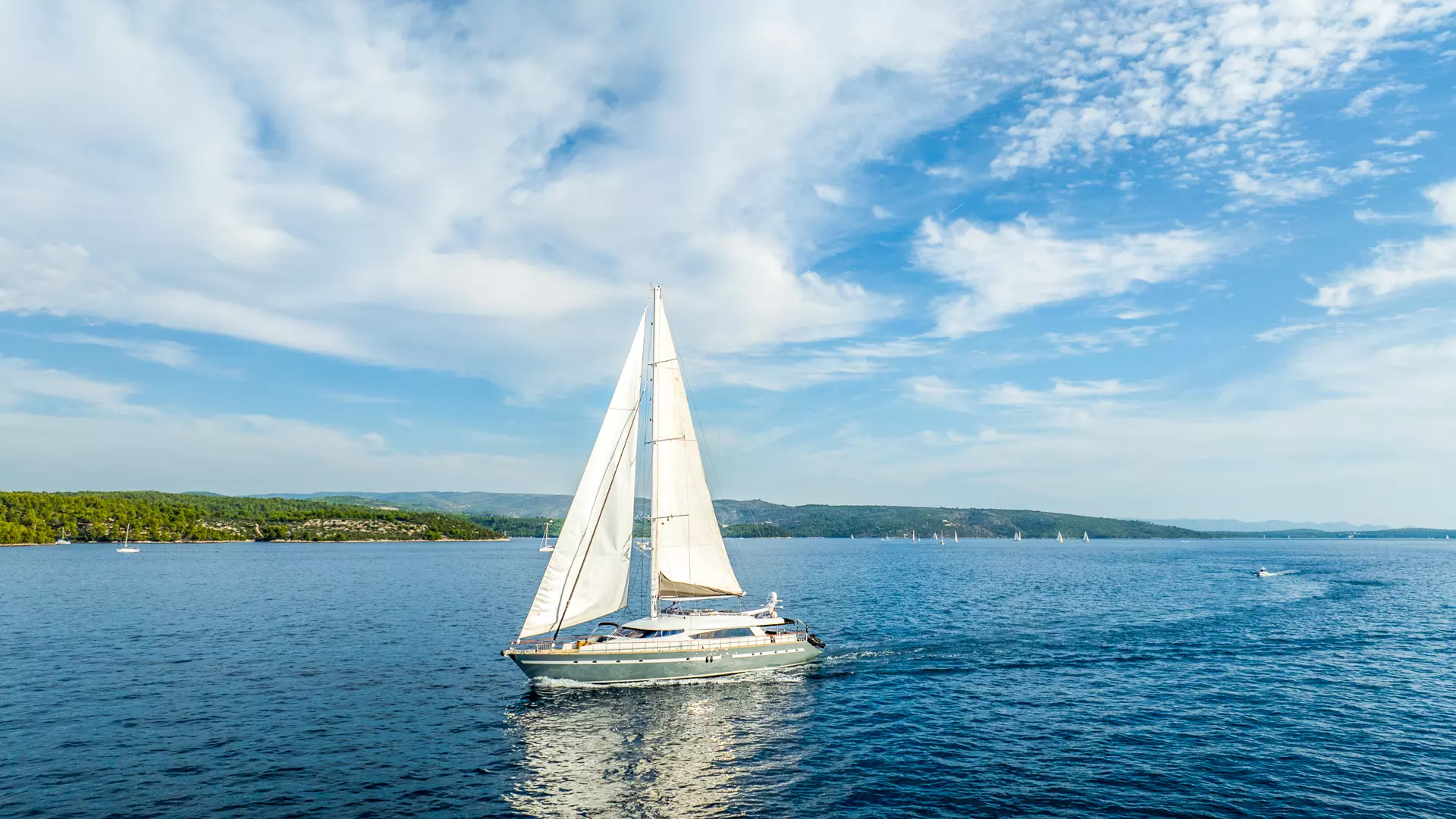 05-SAN-LIMI-portside-cruising_.jpg