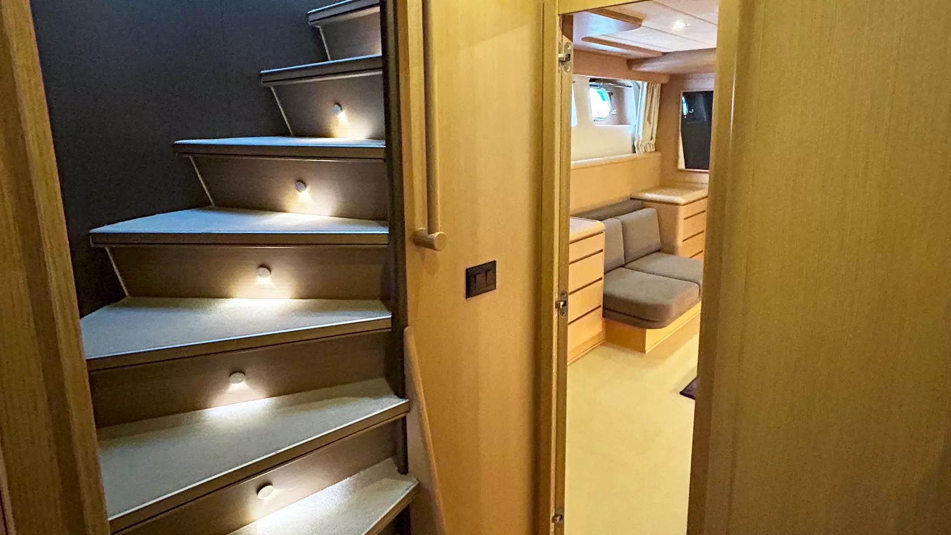 38-Phantom-elegant-stairwell_.jpg