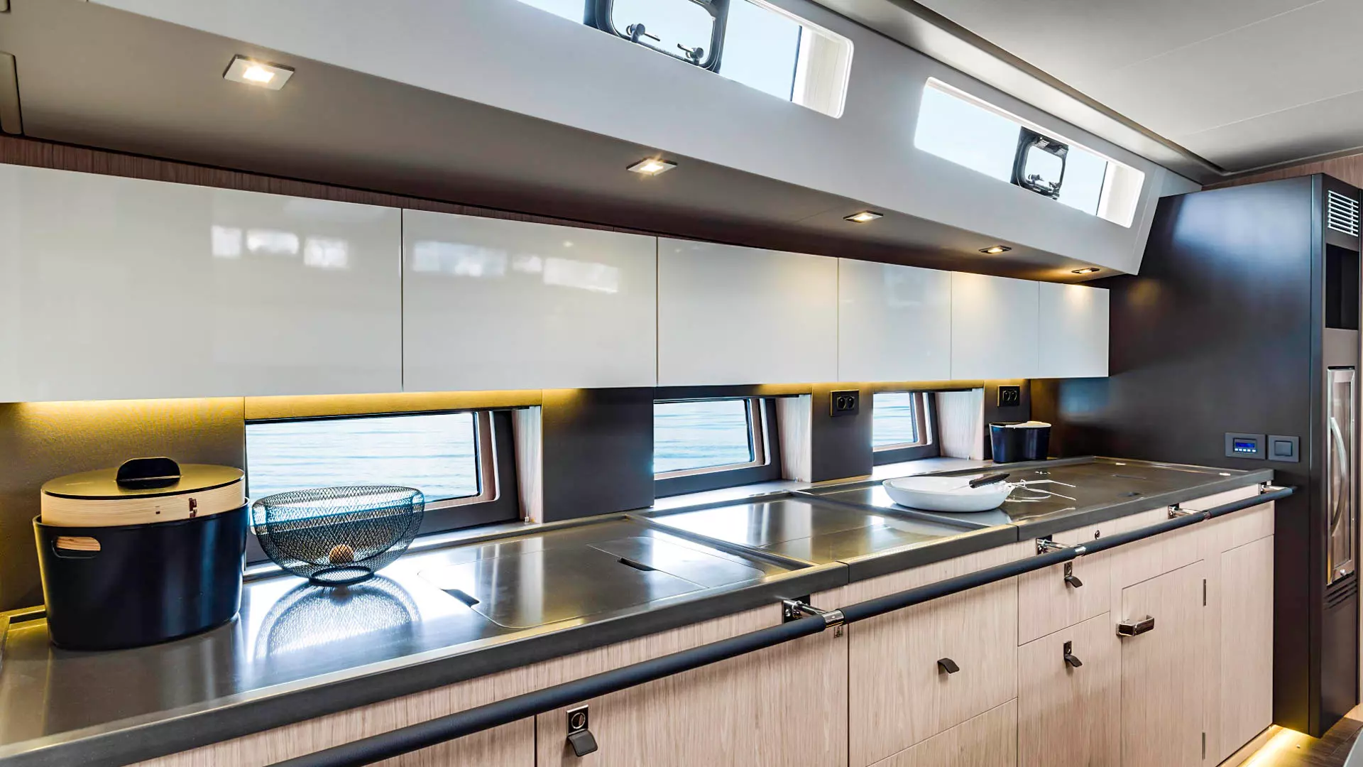 04-Oceanis-62-kitchen-_-_.jpg