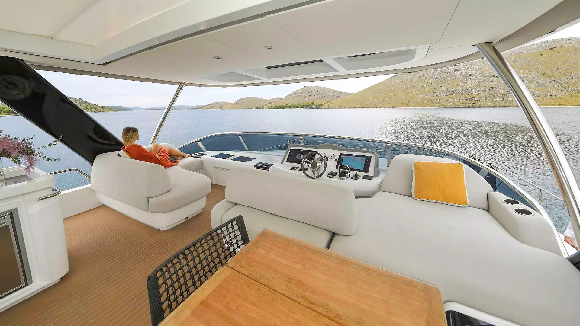 12-Lagoo-Sixty-7-flybridge-helm-station _ _.JPG