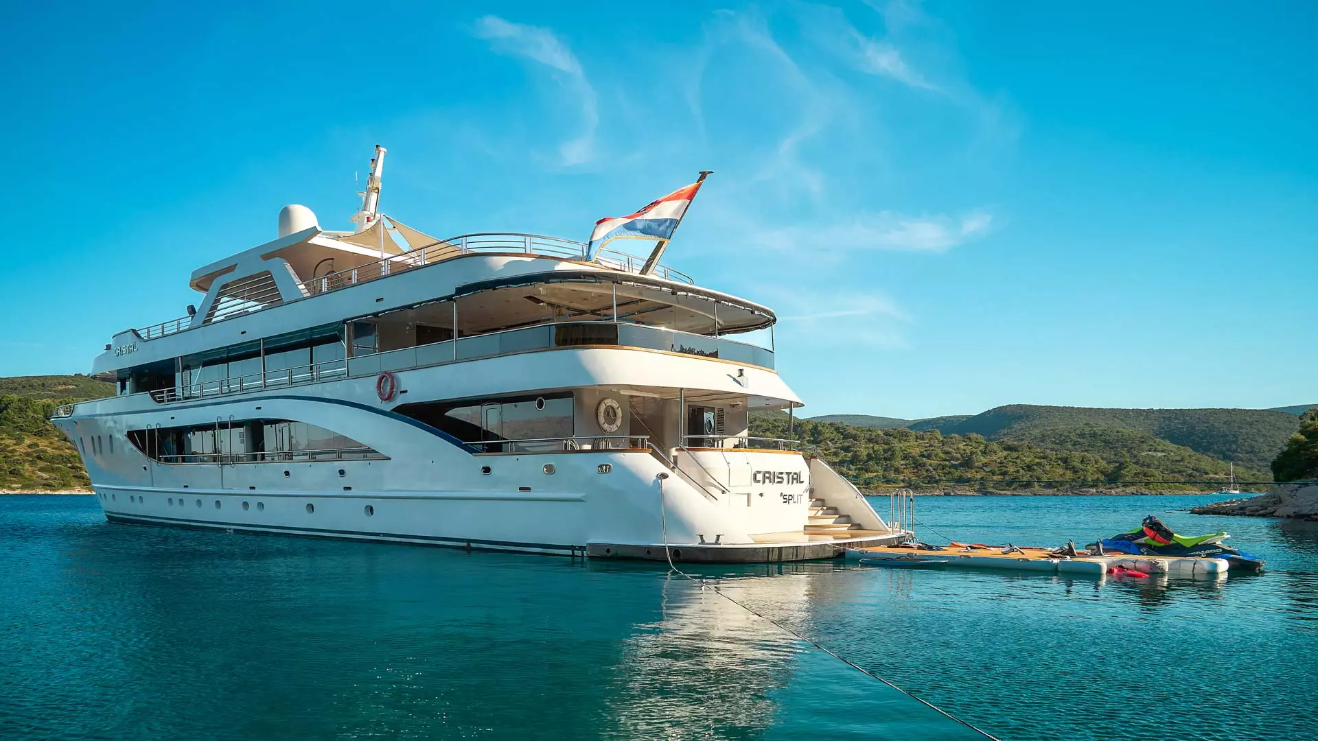 Cristal-side-view-aft-at-anchor.jpg