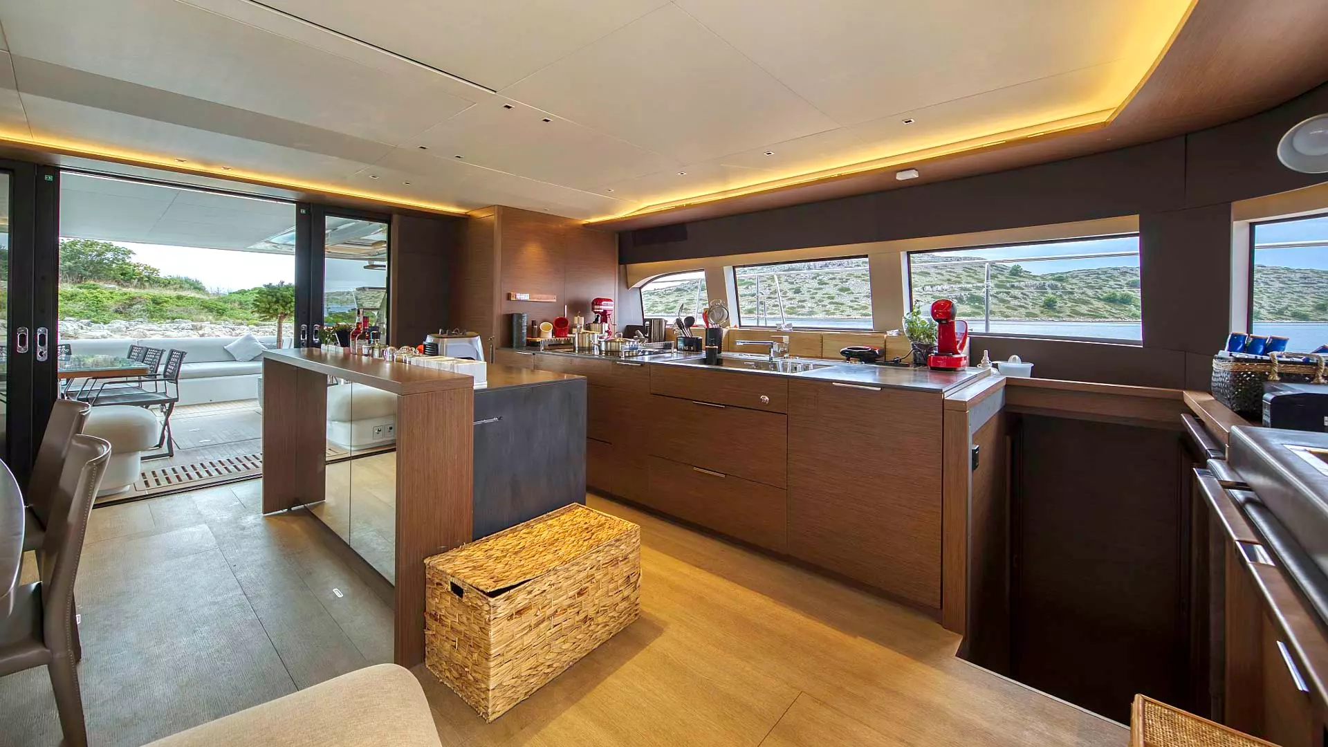 19-Lagoon-Sixty-7-salon-kitchen _ _.JPG