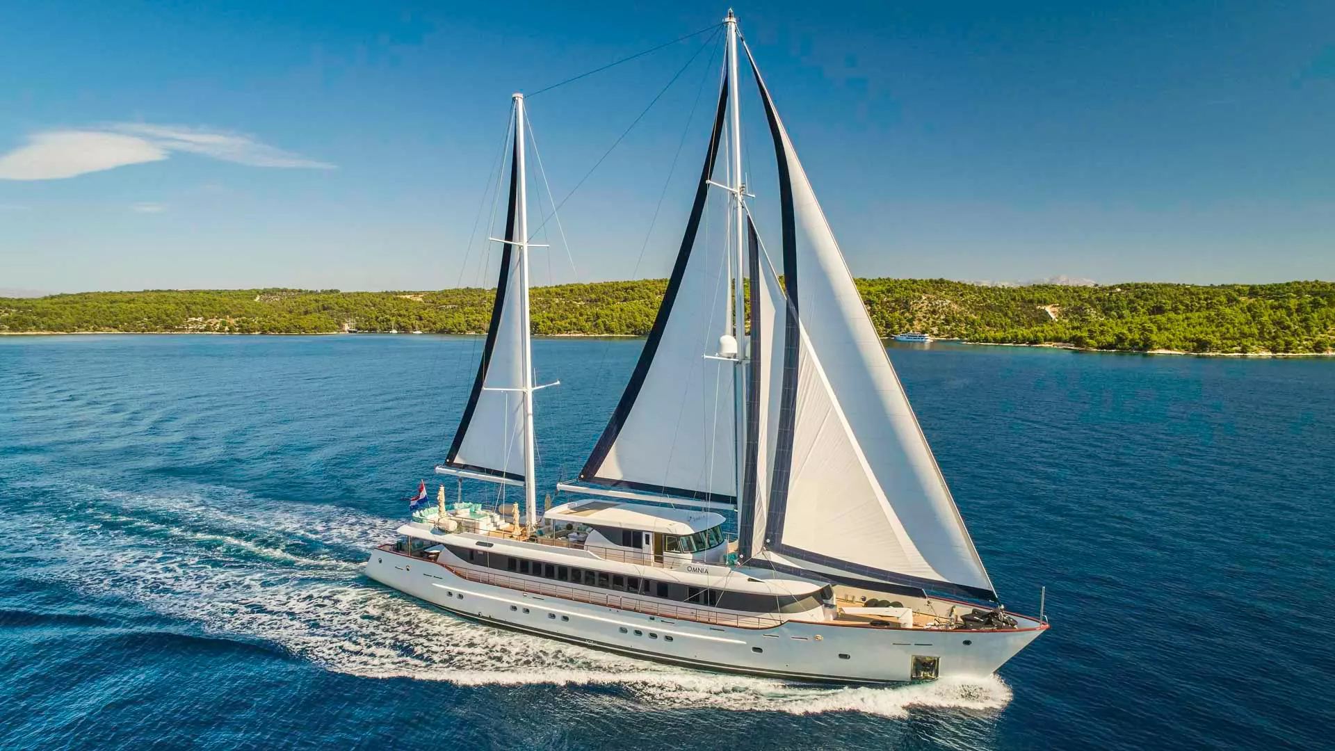 00-Omnia-sailing _ _.JPG