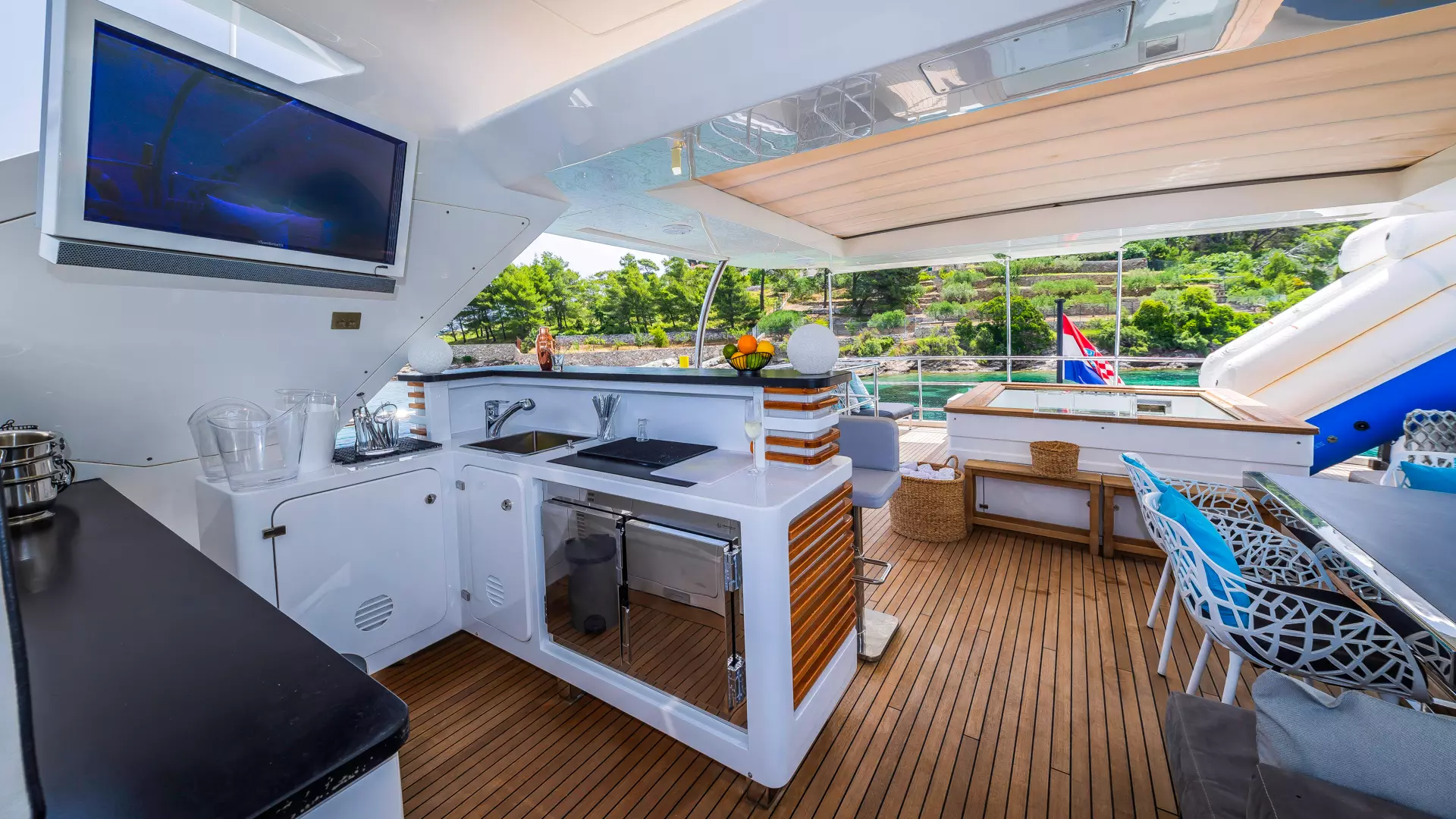 15-Ocean-Drive-flybridge.jpg _ _.JPG