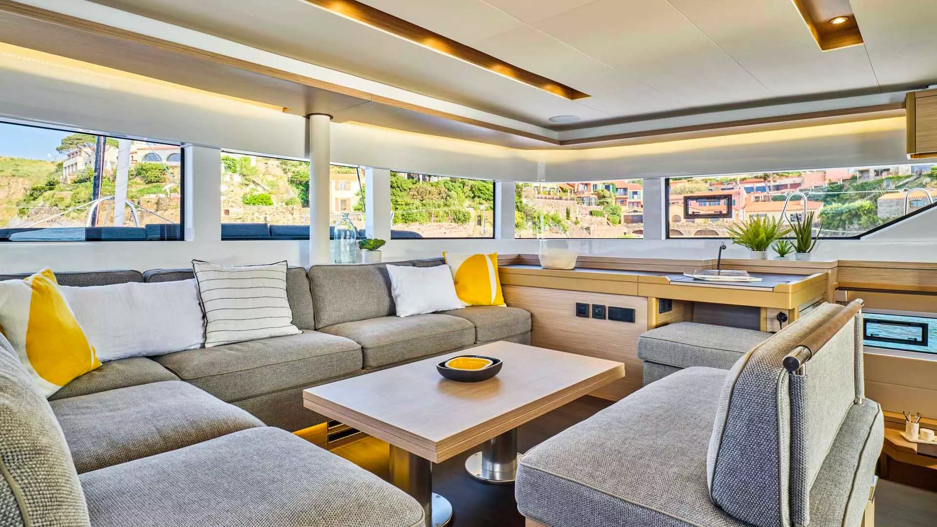 08-Lagoon-51-salon-side-view.jpg
