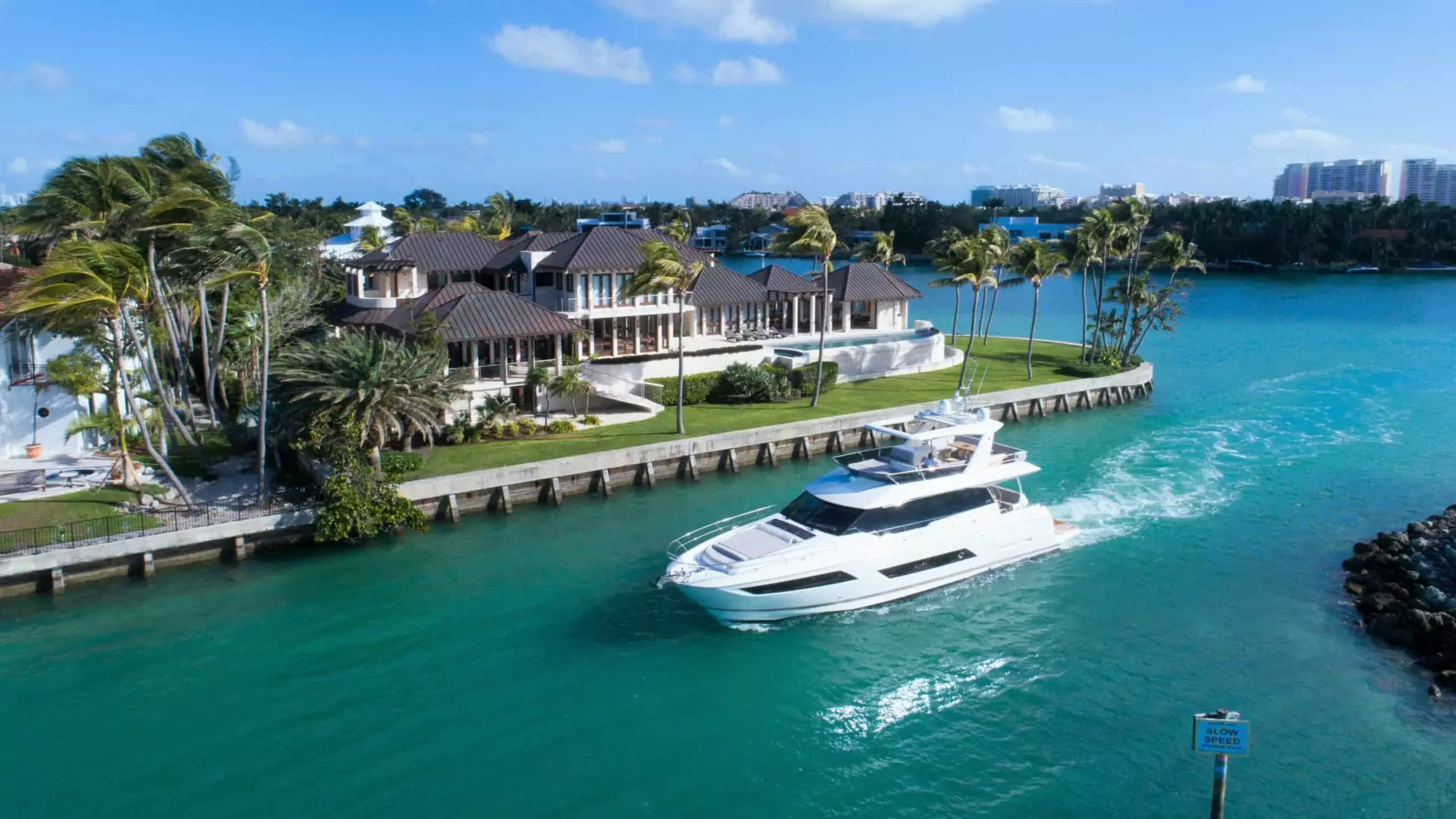 Prestige 680 side view cruising