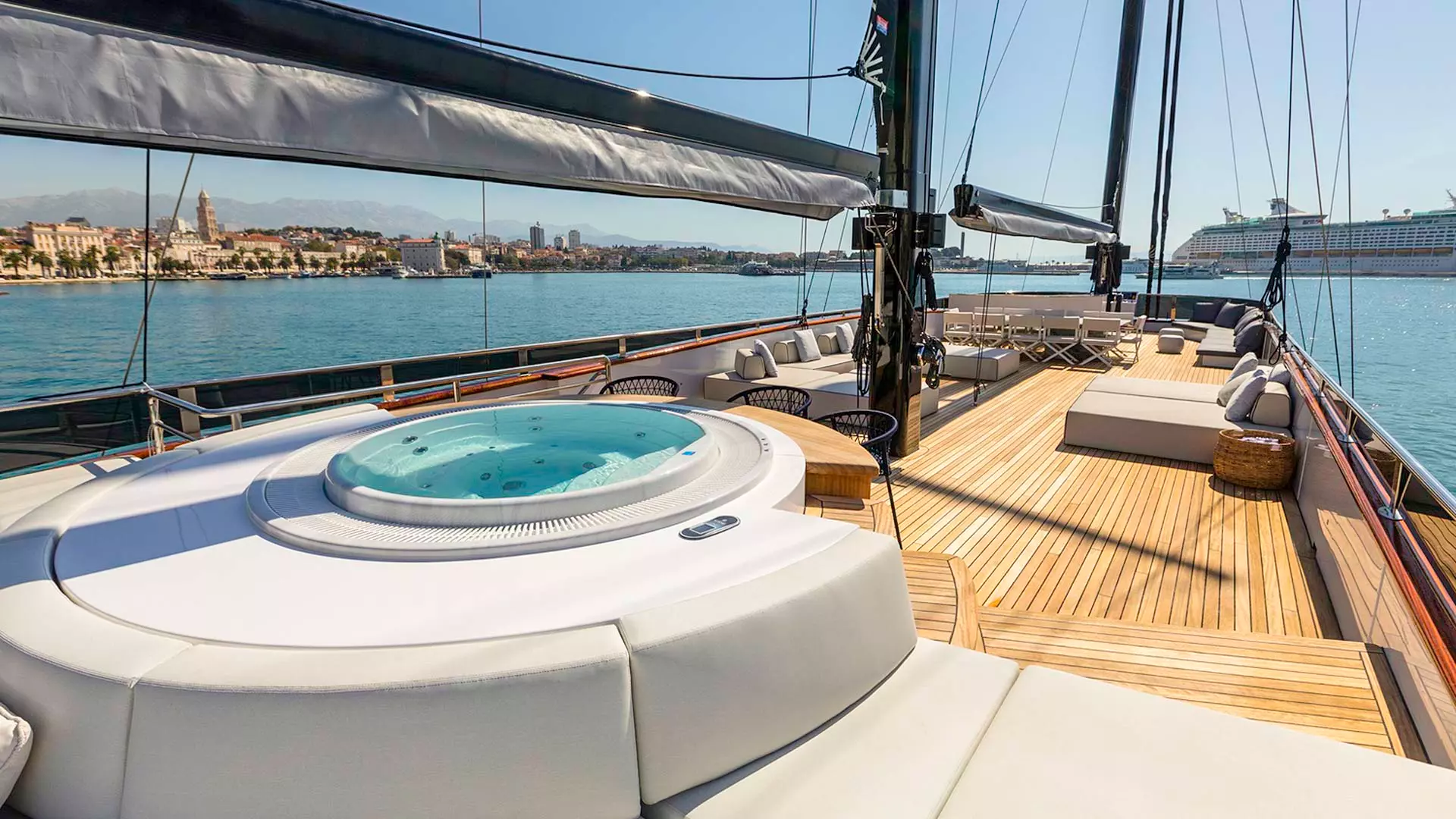 07-Scorpios-deck-jacuzzi _ _.JPG