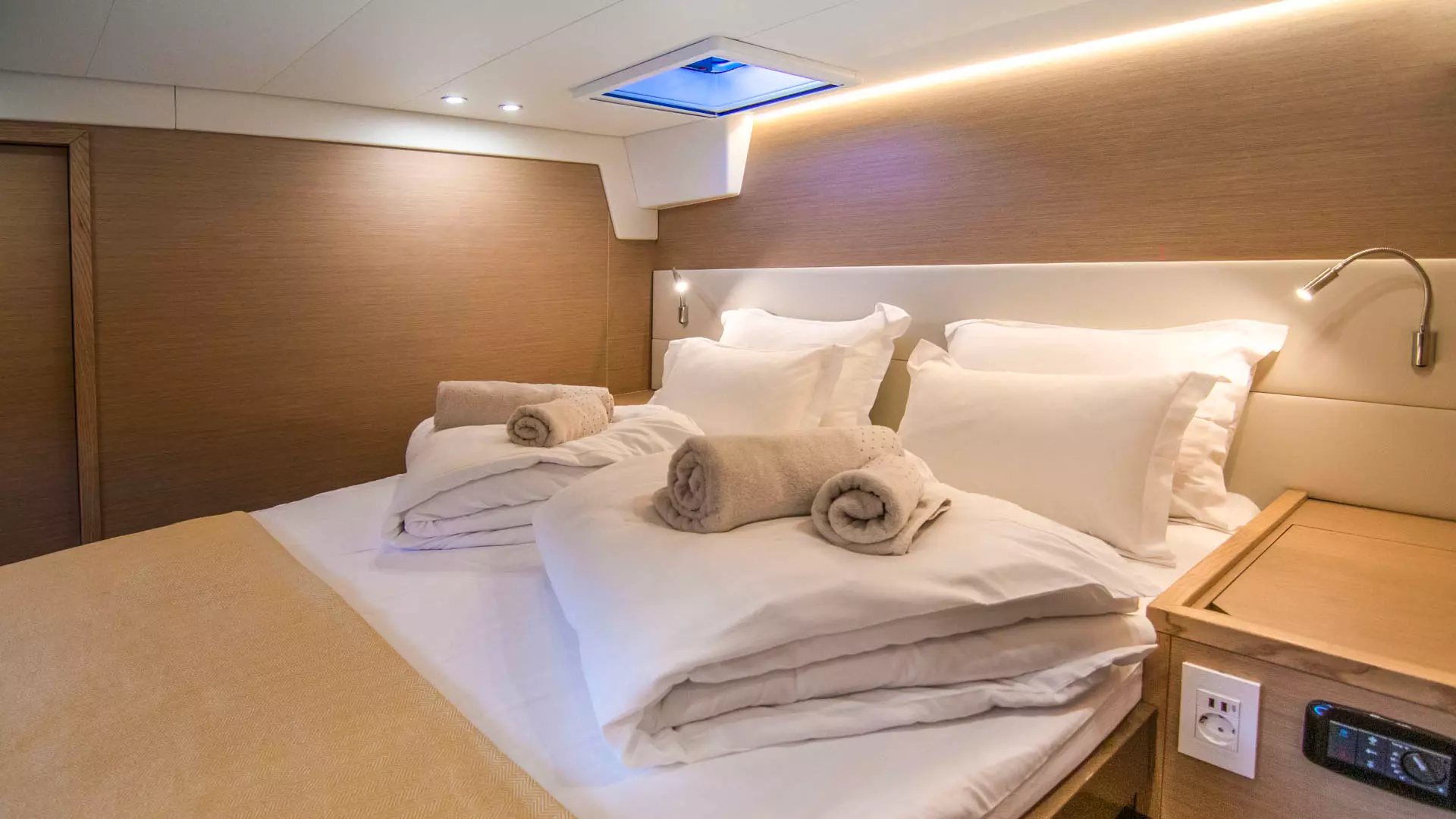 18-Lagoon-560-S2-front-port-cabin.jpg