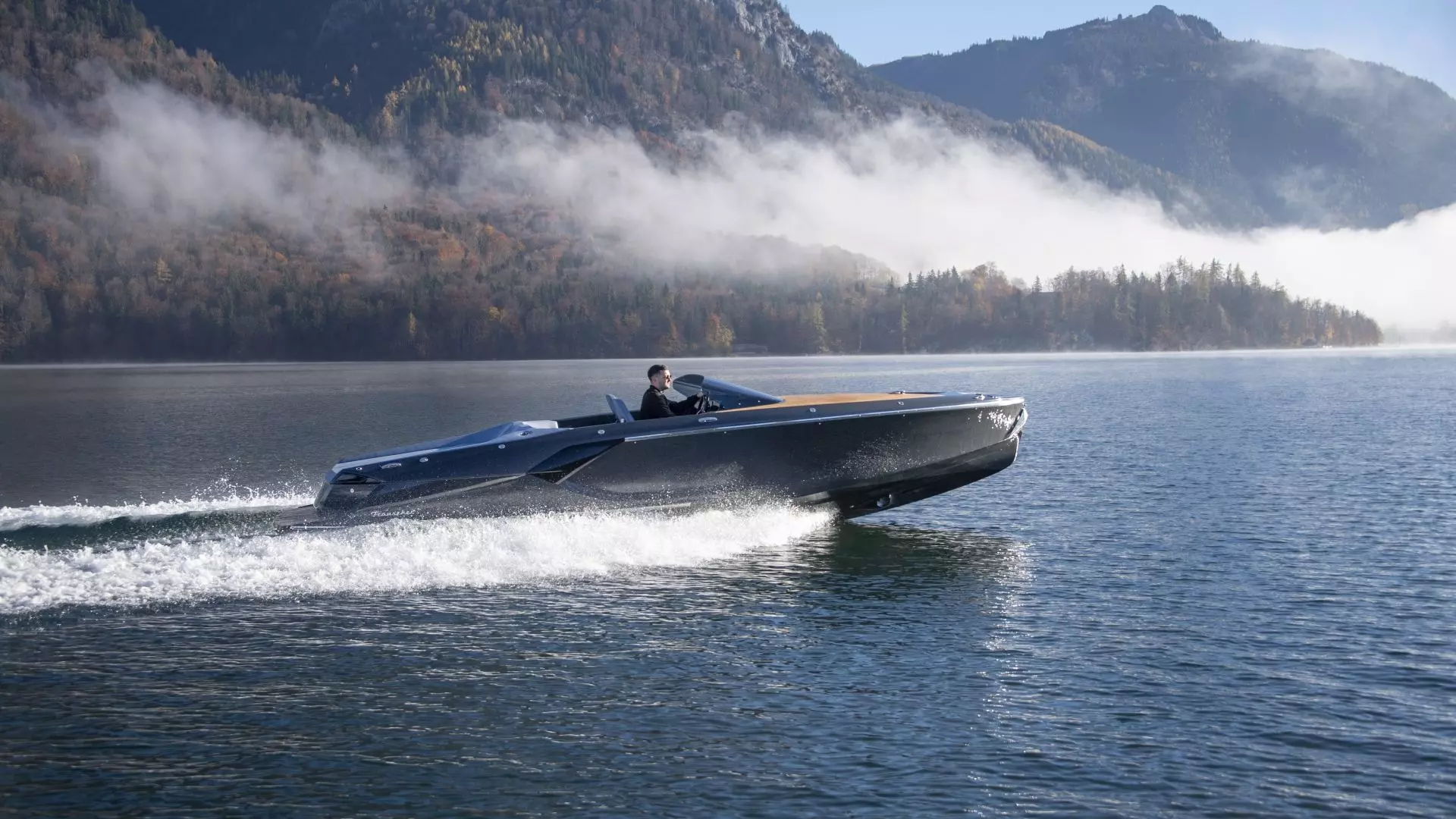 Frauscher 797 Spectre: Motorboat with Character