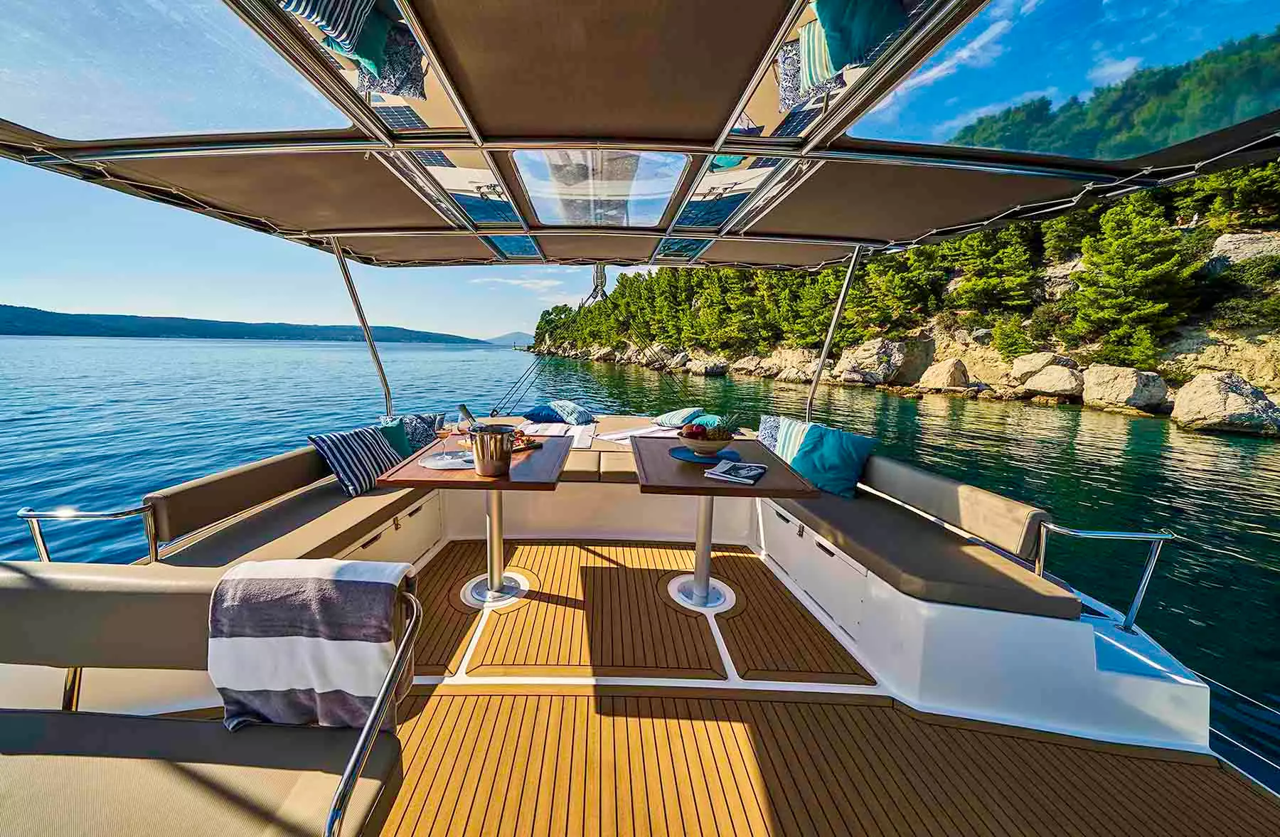 Bali-54-flybridge-table.jpg